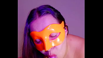 La mucama del bar hace videos masturbandose para vender a sus clientes 2