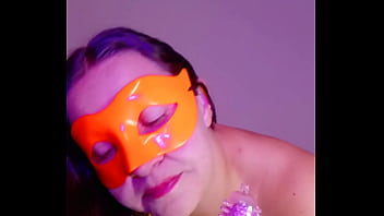 La mucama del bar hace videos masturbandose para vender a sus clientes 2