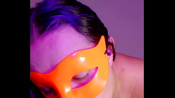 La mucama del bar hace videos masturbandose para vender a sus clientes 2