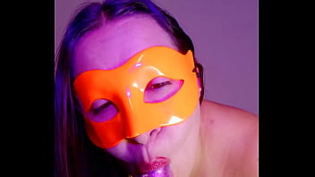 La mucama del bar hace videos masturbandose para vender a sus clientes 2