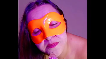 La mucama del bar hace videos masturbandose para vender a sus clientes 2