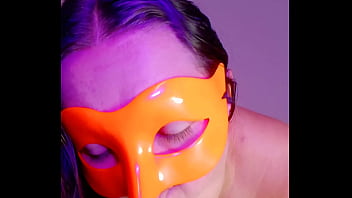 La mucama del bar hace videos masturbandose para vender a sus clientes 2