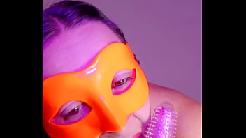 La mucama del bar hace videos masturbandose para vender a sus clientes 2