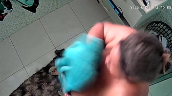 Madrasta foi gravada tomando banho pelo seu enteado e fudendo sua grande buceta