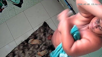 Madrasta foi gravada tomando banho pelo seu enteado e fudendo sua grande buceta