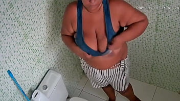 Madrasta foi gravada tomando banho pelo seu enteado e fudendo sua grande buceta