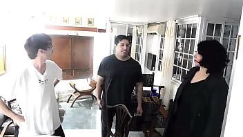 La pareja no pudo pagar el alquiler y la dueña les cobra con sexo