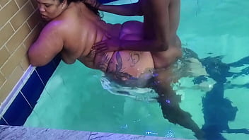 Dotado me fudeu na piscina