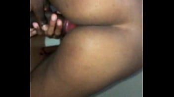 Le abro el culo para llénaselo de leche