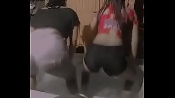 Novinhas rebolando mostrando a rabiola grande