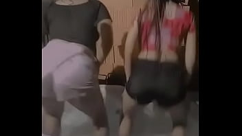 Novinhas rebolando mostrando a rabiola grande