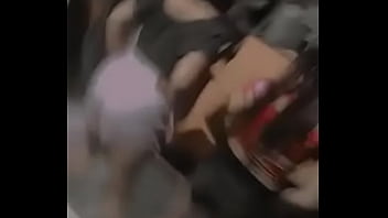 Novinhas rebolando mostrando a rabiola grande