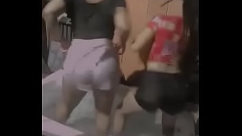 Novinhas rebolando mostrando a rabiola grande Novinhas rebolando mostrando a rabiola grande