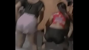 Novinhas rebolando mostrando a rabiola grande