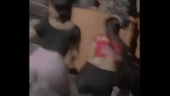 Novinhas rebolando mostrando a rabiola grande