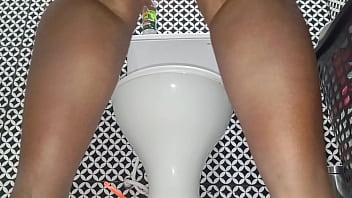 Dona de casa se masturbando com calabresa