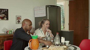 Emme white pega alessandra maia e capoeira transando no quarto e se masturba enquanto ouve