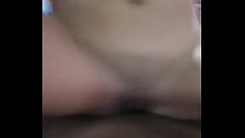 Me monto en la verga por el culo