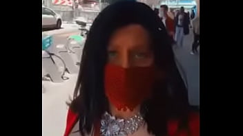 Dehors avec ma robe rouge