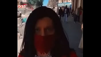 Dehors avec ma robe rouge