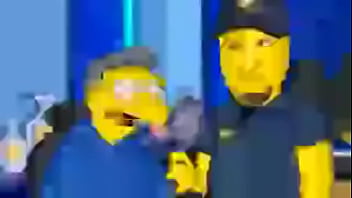 Homer simpson recibe un corte de pelo