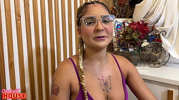 Ela cansou do namorado de pau pequeno e esgarçou a buceta na cuckold house