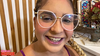 Ela cansou do namorado de pau pequeno e esgarçou a buceta na cuckold house