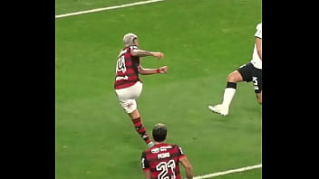 Arrasca transando com a zaga do corinthians