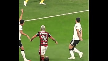 Arrasca transando com a zaga do corinthians