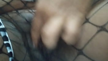 Hijastra de salida a perrear con su padrastro mientras se prepara el coño para ir arrecha a la fiesta