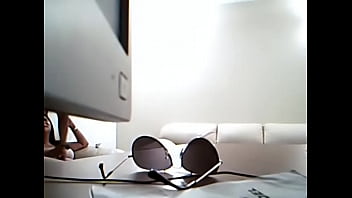 Kim traviesa en la oficina de pedro cisneros