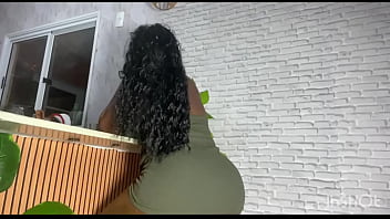 Não posso vacilar de vestidinho que a madeira come gostoso