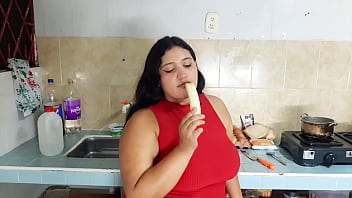 Culona tiene folla en la cocina a joven inseperto
