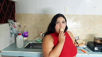 Culona tiene folla en la cocina a joven inseperto