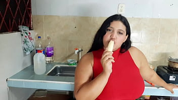 Culona tiene folla en la cocina a joven inseperto