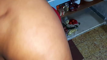Culona tiene folla en la cocina a joven inseperto