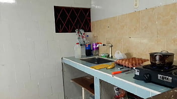 Culona tiene folla en la cocina a joven inseperto
