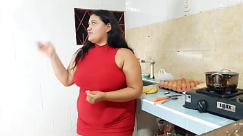 Culona tiene folla en la cocina a joven inseperto