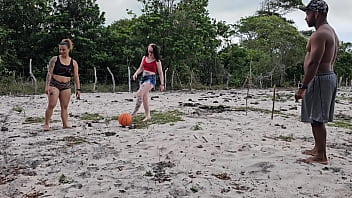 Batendo bola no capinho com meu vizinho perdemos o cusinho