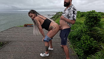 Menage em pú eu comendo a buceta da amiga enquanto nicoly tirou o leitinho do cara