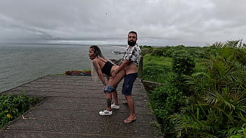 Menage em pú eu comendo a buceta da amiga enquanto nicoly tirou o leitinho do cara