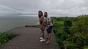 Menage em pú eu comendo a buceta da amiga enquanto nicoly tirou o leitinho do cara