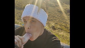 Tomando café e ganhando uma mamada deliciosa