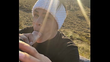 Tomando café e ganhando uma mamada deliciosa