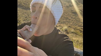 Tomando café e ganhando uma mamada deliciosa