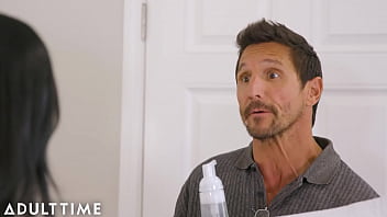 Savannah sixx shows tommy gunn her sexy massage skills