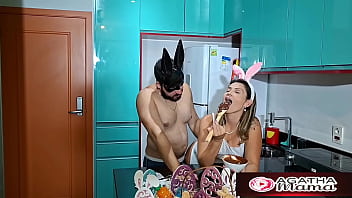 Agatha mama páscoa especial com a mama ganhei um ovo de páscoa e ele uma chupada e buceta grátis