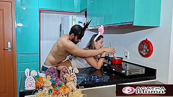 Agatha mama páscoa especial com a mama ganhei um ovo de páscoa e ele uma chupada e buceta grátis
