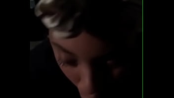 A vagabunda chega vira os olhos chupando a pica de tanto tesão no final