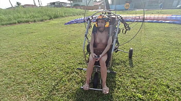 Priscila putaria aérea pelada e se masturbando no paramotor